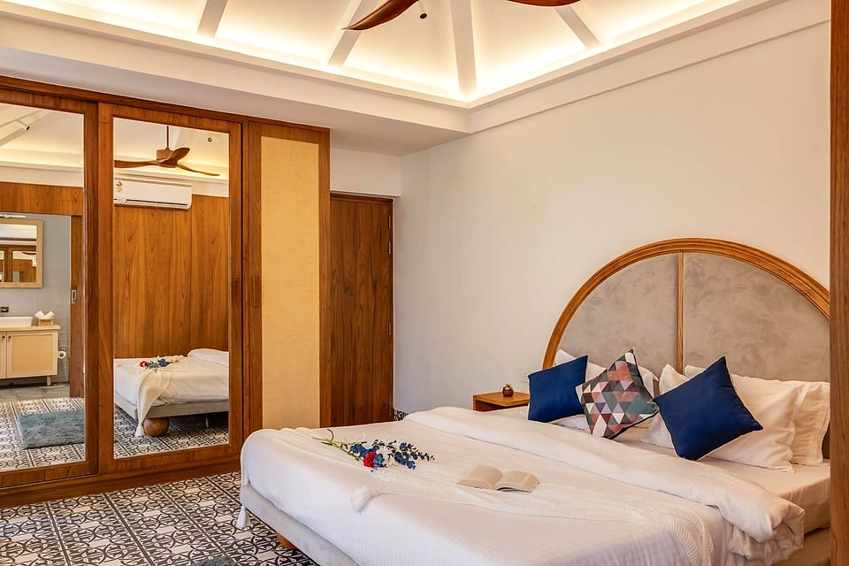 Casa Keval, bedroom with an arched rattan headboard