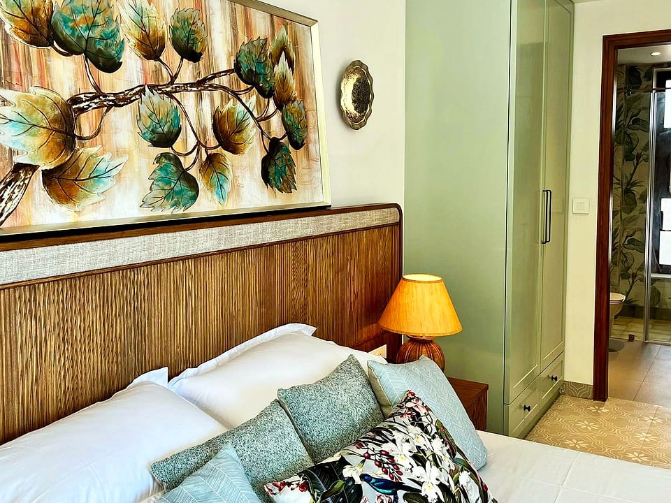 Casa Keval, bedroom against a painted green wall