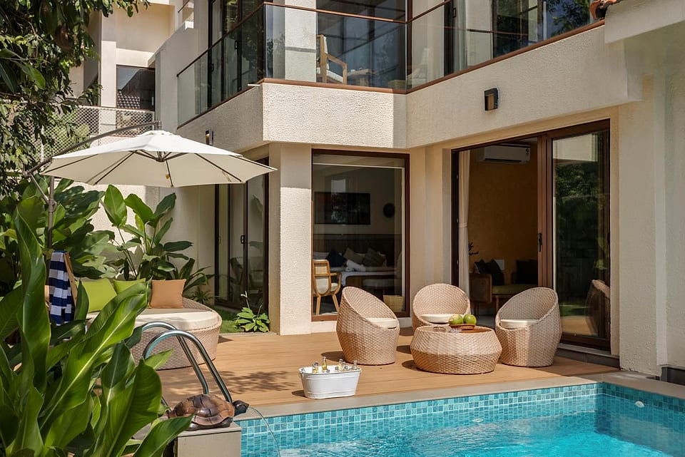 Casa Keval, pool and deck in daylight