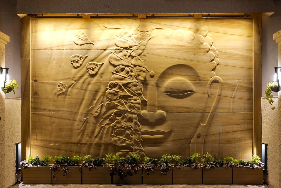 Casa Keval, sculpted feature wall at the entrance