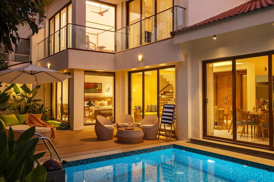 Casa Keval, the house and pool after dark