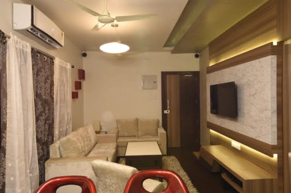 Highland Beach Resort, seating area with a coved ceiling