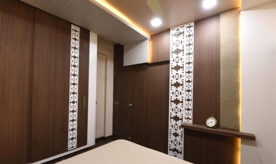 Highland Beach Resort, corridor with patterned timber panelling