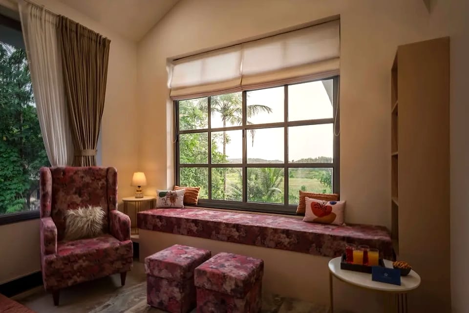 Nerul residence, window seat and armchairs