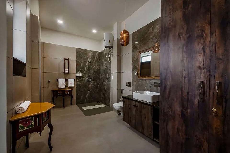 Nerul residence, bathroom behind a sliding timber door