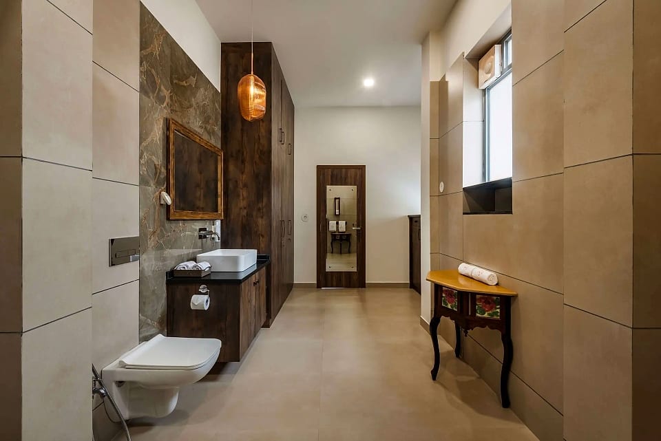 Nerul residence, bathroom in large-format stone tile