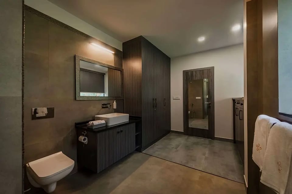 Nerul residence, guest washroom