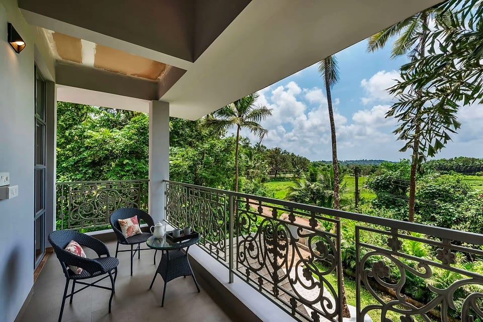 Nerul residence, balcony seating above the valley