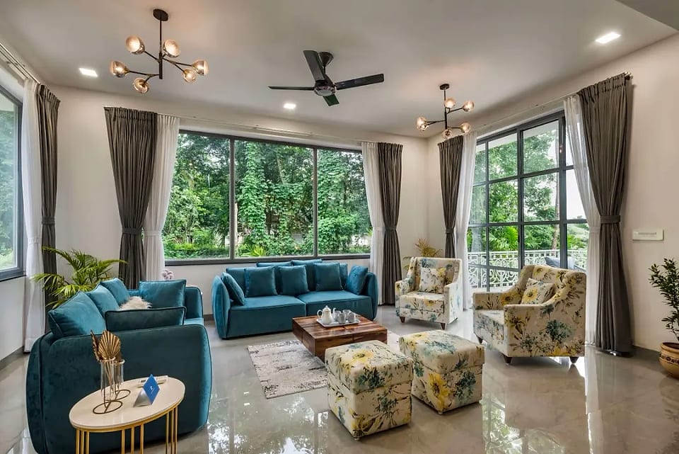 Nerul residence, living room in teal upholstery with garden windows