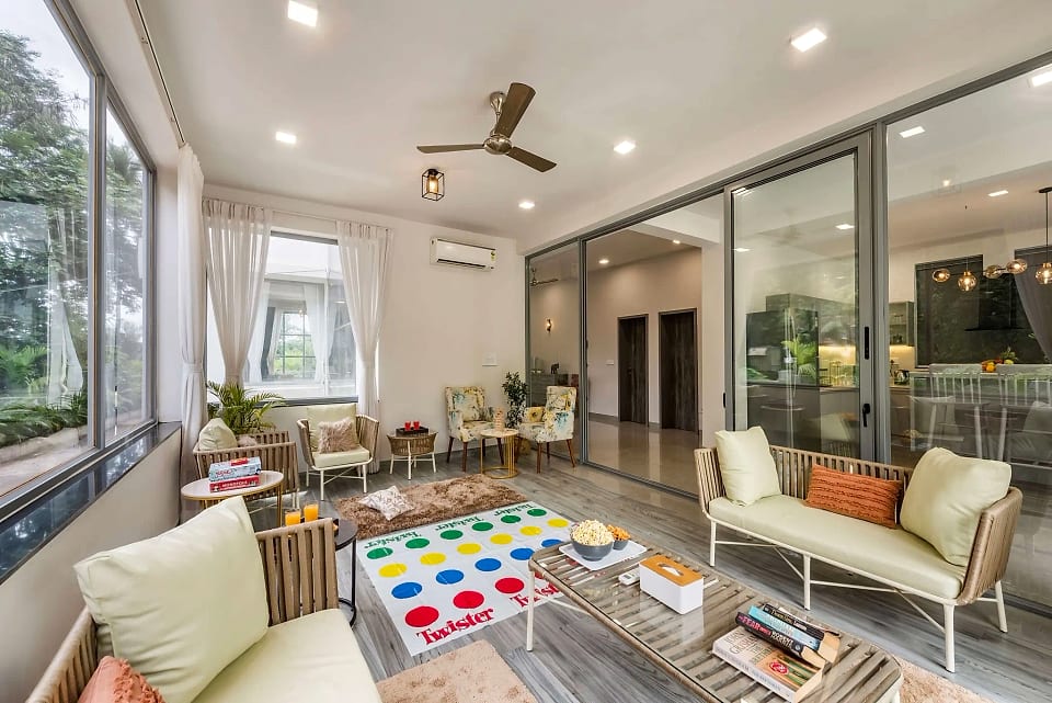 Nerul residence, family living space beside the glazed wall