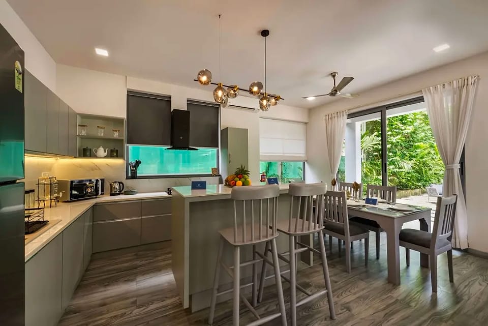 Nerul residence, kitchen island and bar seating