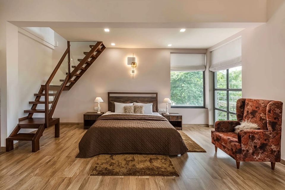 Nerul residence, bedroom with a timber stair to the loft
