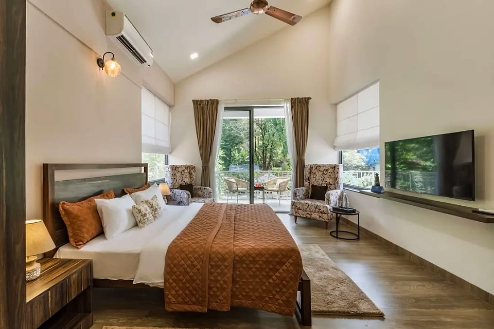 Nerul residence, bedroom under the pitched ceiling