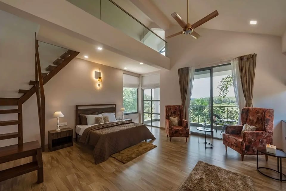 Nerul residence, double-height bedroom with a mezzanine stair